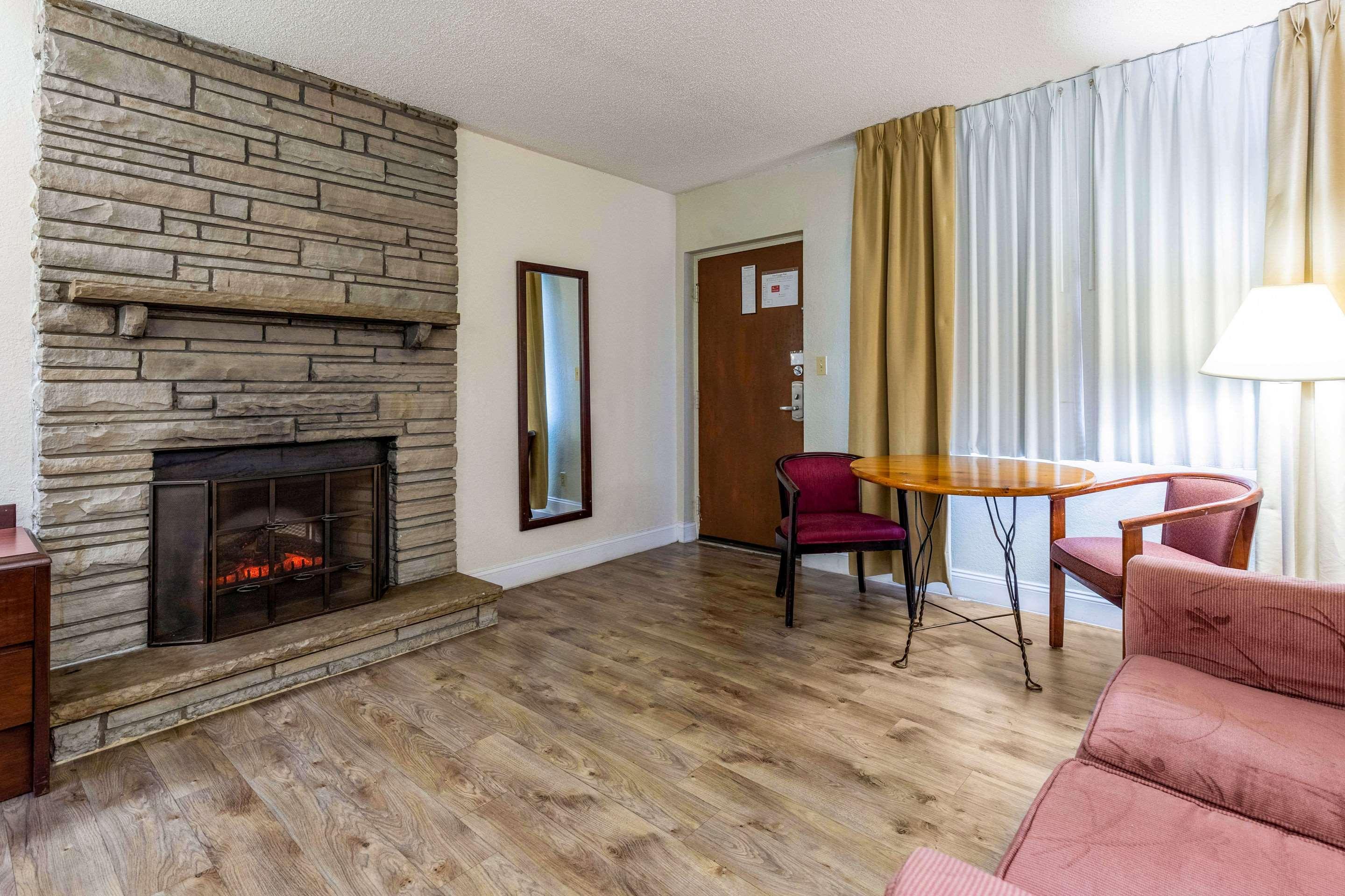 Econo Lodge Inn & Suites On The River Gatlinburg Εξωτερικό φωτογραφία
