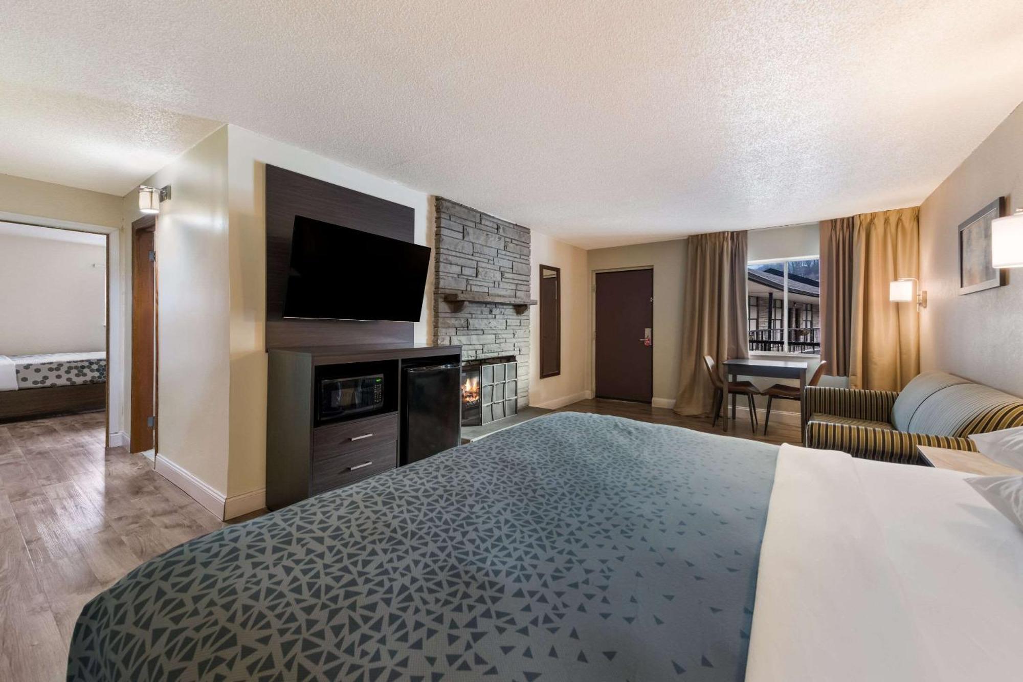 Econo Lodge Inn & Suites On The River Gatlinburg Εξωτερικό φωτογραφία